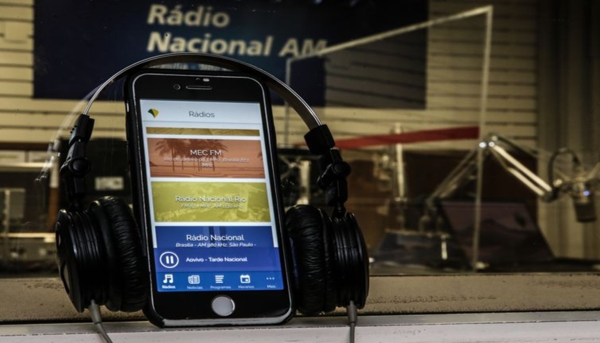 Como ouvir rádio na Baixe o aplicativo grátis Vou te Atualizar